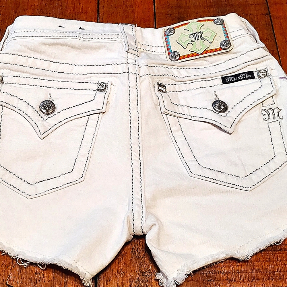 NWOT Miss Me White Denim Emroidered Aztec Signature Shorts  size 26